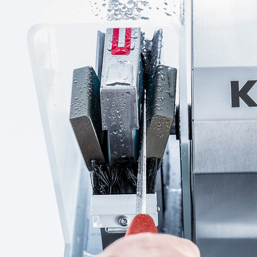 Handmesser schleifen an Nass-Schleifscheibe